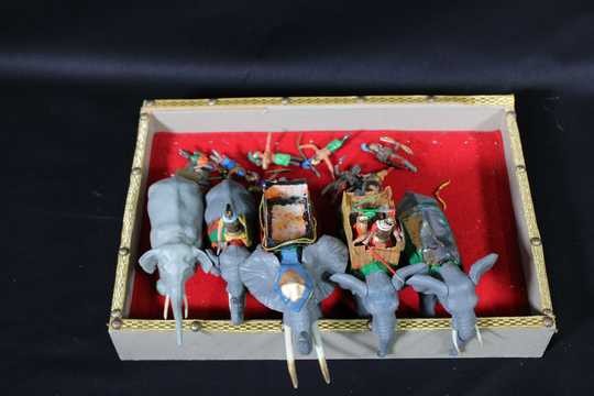 Lot éléphants de combat, à restaurer. Prix sans la boite