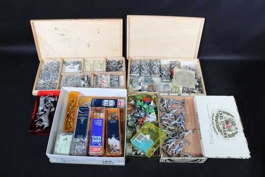 Lot de pièces détachées essentiellement en métal pour figurines, bustes, bras, jambes, têtes diverses, chevaux.