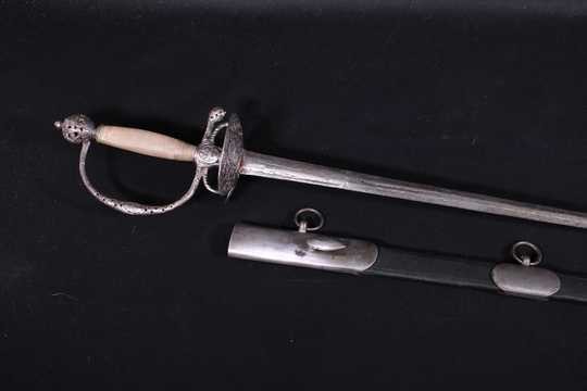 Épée de cour argentée époque Louis XVI. Lame gravée sur 80 % de la longueur.