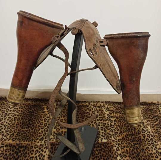 Paire de fontes de cavalerie en cuir fauve, à culots laiton gravés .