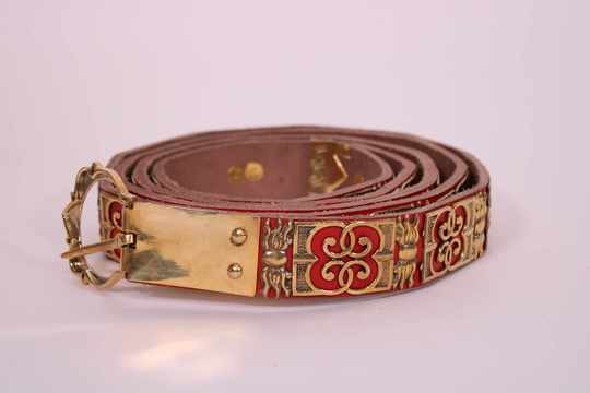 Longue ceinture médiévale en cuir rouge ornée de motifs en laiton