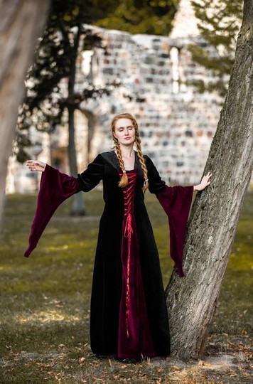 Robe d'inspiration médiévale Circée - Noir devant rouge. 