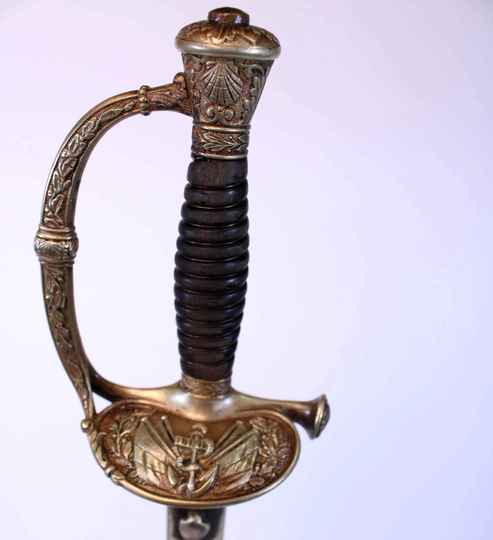 Épée à ciselures d'officier de marine, 3 ème république. Fourreau d'origine, cuir et laiton.