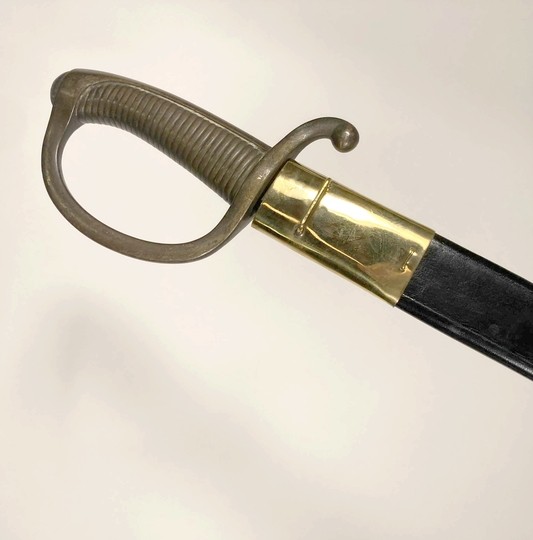 Sabre briquet modèle Empire, avec fourreau neuf. Marquage au dos de la lame M J