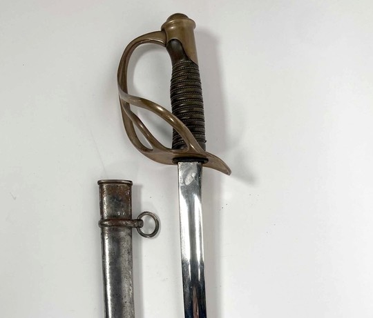 Sabre d'officier de cavalerie légère, modèle 1822 modifié 1882, lame courbe nickelée. Fourbisseur Petitfils et Bailhache.