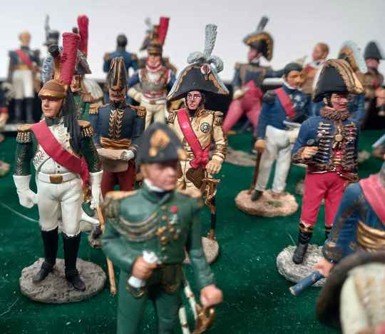 lot de 62 figurines de maréchaux d'Empire, généraux et figures historiques, avec 3 classeurs de fascicules assortis. Collection Hachette