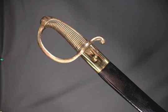 Sabre briquet, période Empire, fabriqué entre 1808 et 1811, avec fourreau neuf, à chape à bouton. Marqué versailles