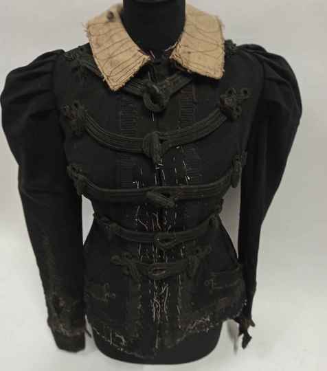 Pelisse de général WWI, ayant appartenu au Général Reveilhac. Fourrure à restaurer, mais fournie, quelques trous.