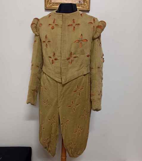 Rare tenue renaissance à crevés
