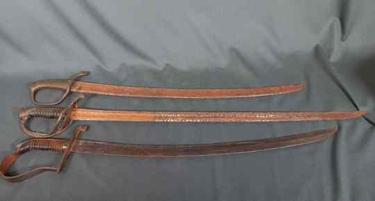Lot de 3 sabres sans fourreau à nettoyer: infanterie 1821, briquet an IX et prussien de cavalerie(?)