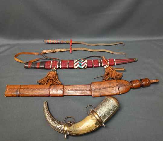 Lot de 4 armes africaines anciennes + poire à poudre Afrique