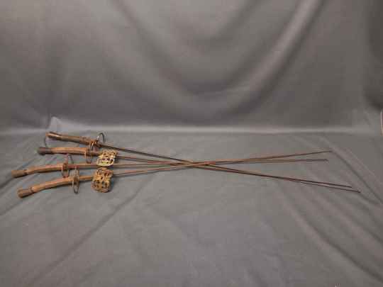 Lot de 4 fleurets + 2 gardes