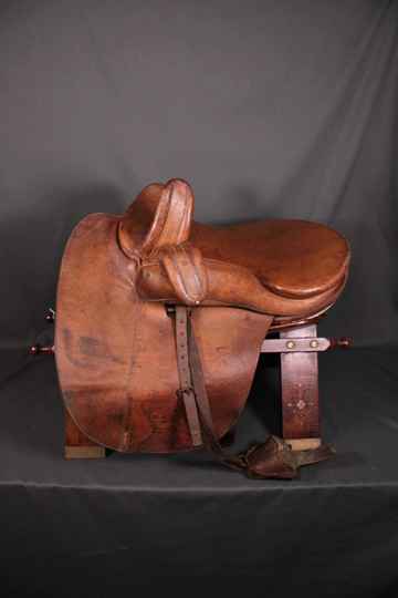 Selle d'Amazone avec son étrier/chausson. Vers 1900. Selle de chameau vendue séparément. 