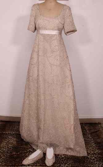 Robe brodée avec ballerines assorties.