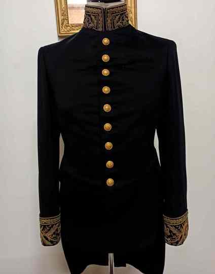Uniforme d'attaché d'ambassade, vendu en 2 h