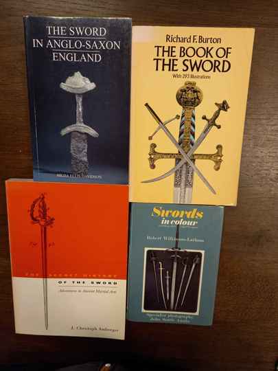Lot de 4 livres en anglais sur l'épée et l'escrime à travers les ages.