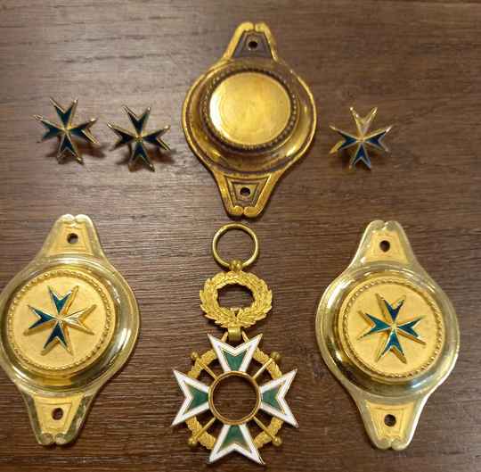 Ordre de Saint Lazare. Lot de 3 bossettes à restaurer + médaille à compléter