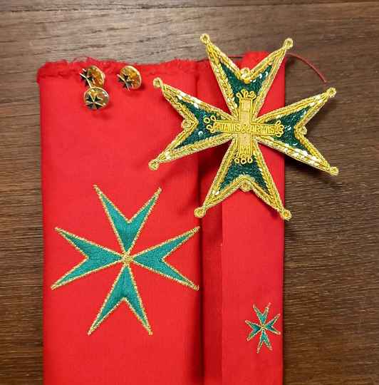 Ordre de St Lazare : modele de 1778. On y joint 3 pins et 2 croix brodées sur fond rouge