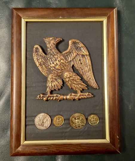 Aigle de giberne avec cadre accompagné de 4 boutons, 3 de la garde, et un des 