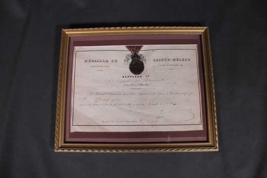 Medaille de Sainte-Hélène avec son diplôme, encadrée
