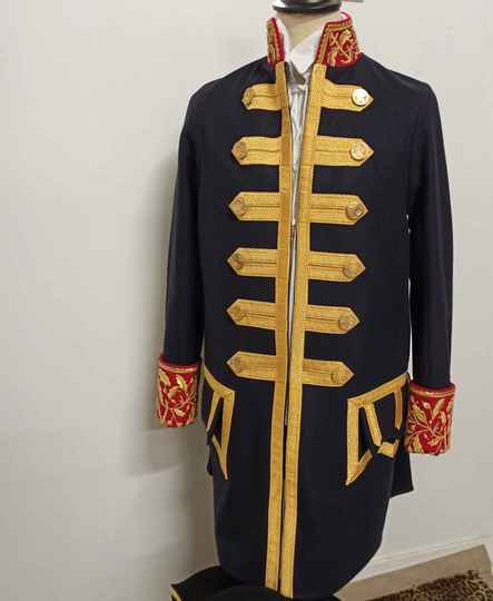 Veste de pirate brodée sur le col et les manches. Prix sans chemise, ni chapeau