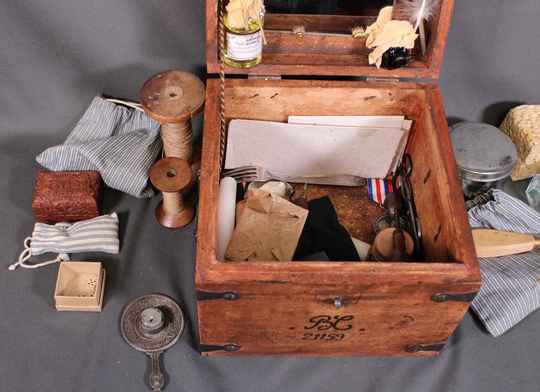 Necessaire de reparation et d'entretien pour soldat, dans une caisse en bois frappée de l'Aigle Impériale