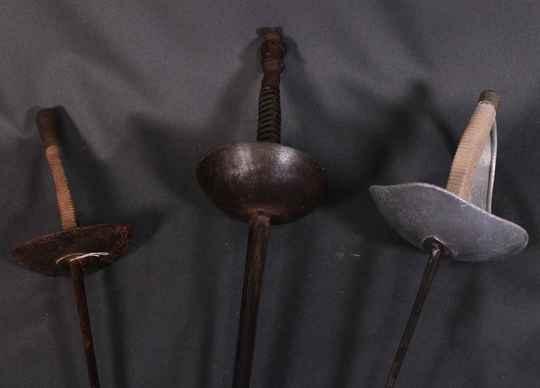 Escrime: lot des 3 armes.