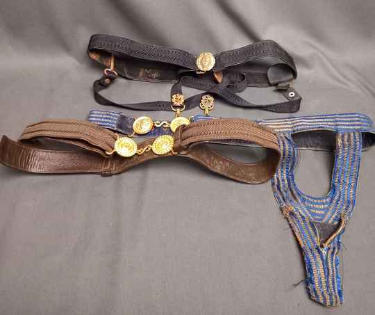 Lot de 3 ceinturons, dont porte épée de grande tenue de général de brigade 3 ème république, officier de marine, officier de justice militaire