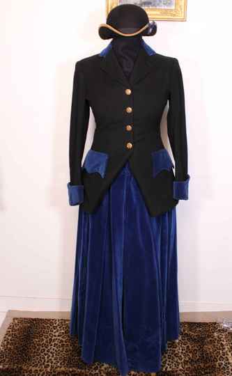 Tenue d'équitation d'avant guerre, pour femme. Pour monter en amazone ou à califourchon. Boutons de l'Étrier de Paris