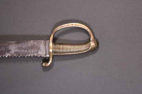 Sabre briquet, marqué Versailles, à lame à dents de scie. 