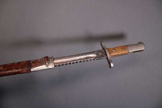 Baionette suisse à lame dentelée, modèle 1914. FOURREAU CUIR.