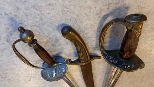 Lot de 3 restants de sabres et épées.