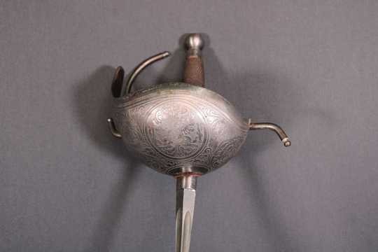 Rapière ancienne à garde gravée, montée avec lame moderne . Variante 2