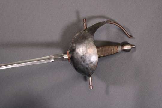 Rapière ancienne à garde acier lisse, avec lame moderne . Variante 4