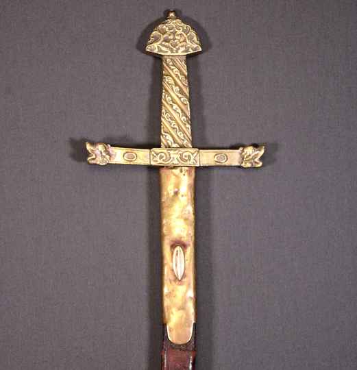 Épée dans le style de celle de Charlemagne. Copie de théâtre ancienne.
