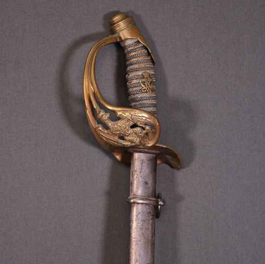 Sabre d'officier du régiment de grenadiers du roi Guillaume 1, Prusse, à clavier fixe. Fusée monogrammée.