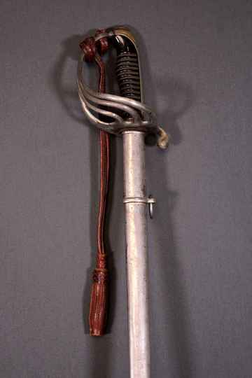 Sabre réglementaire d'officier d'infanterie type 1882 par Balp, avec dragonne.