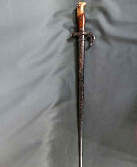 Baionette pour fusil gras. Ancre sur la croisière. Fourreau un peu oxydé. Très bien par ailleurs