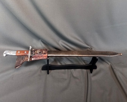 Baionette suisse à lame dentelée, modèle 1914, fourreau acier, avec son gousset porte baionette.