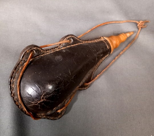 Poire à poudre militaire fin XVII ème, dite de dragon.