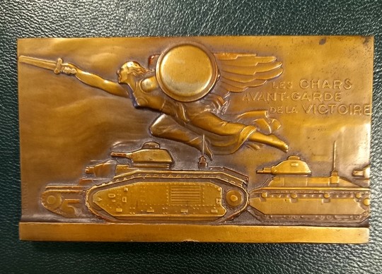 Plaquette en (métal plaqué?) bronze. Les chars avant-garde de la victoire, par Morlon.