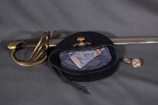 Sabre d'élève officier (inscription nominative) de Saint Cyr, mod 1961 avec beret et paire d'insignes de patte de col
