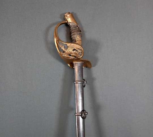 Sabre d'officier du régiment de grenadiers du roi Guillaume 1, Prusse, à clavier fixe. Fusée monogrammée. 
