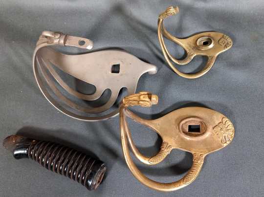 Lot de 3 gardes de sabres + 1 fusée. 3 ème Republique