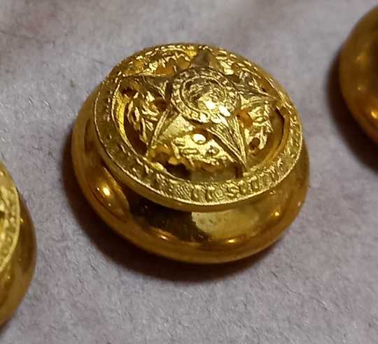 BRÉSIL.Boutons de l'armée Brésilienne, motif ciselé et doré appliqué sur boules de diametre 13 mm. Superbes! Stock très limité - L'unité