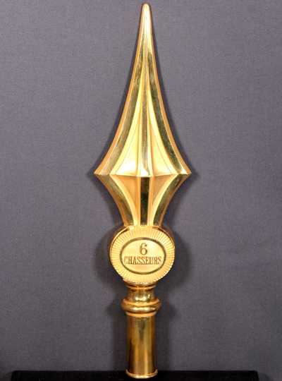 Rare pointe de pique et sa douille en bronze pour hampe de drapeau du 6e régiment de chasseur - 3e rep - Dorures en fond