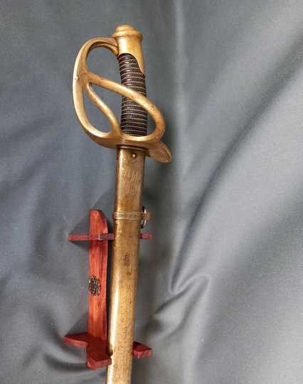 Sabre de cavalerie légère modèle 1882. Verni, lame marquée.