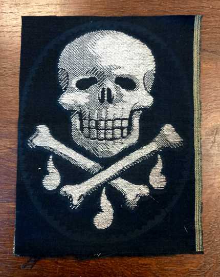 Broderie mortuaire argent réalisée par les Éts David. Têtes de mort sur fémurs et larmes. 