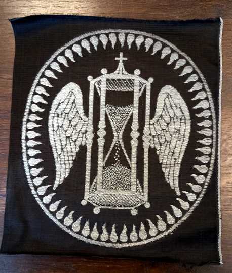 Broderie mortuaire en argent réalisée par les Éts David. Sabliers ailés