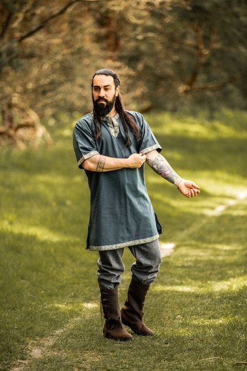 Tunique du moyen age courte Martin bleue et bordée de galon